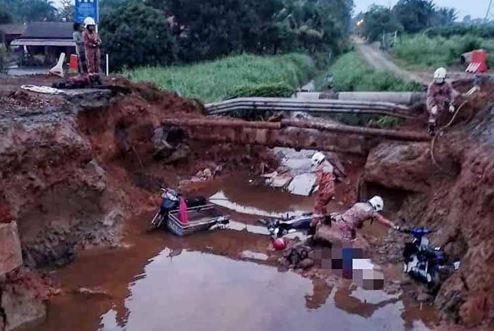 Pasukan bomba sedang melakukan kerja-kerja menyelamatkan mangsa dalam kemalangan di Jalan Bukit Katil, Melaka pada Khamis. Foto ihsan bomba