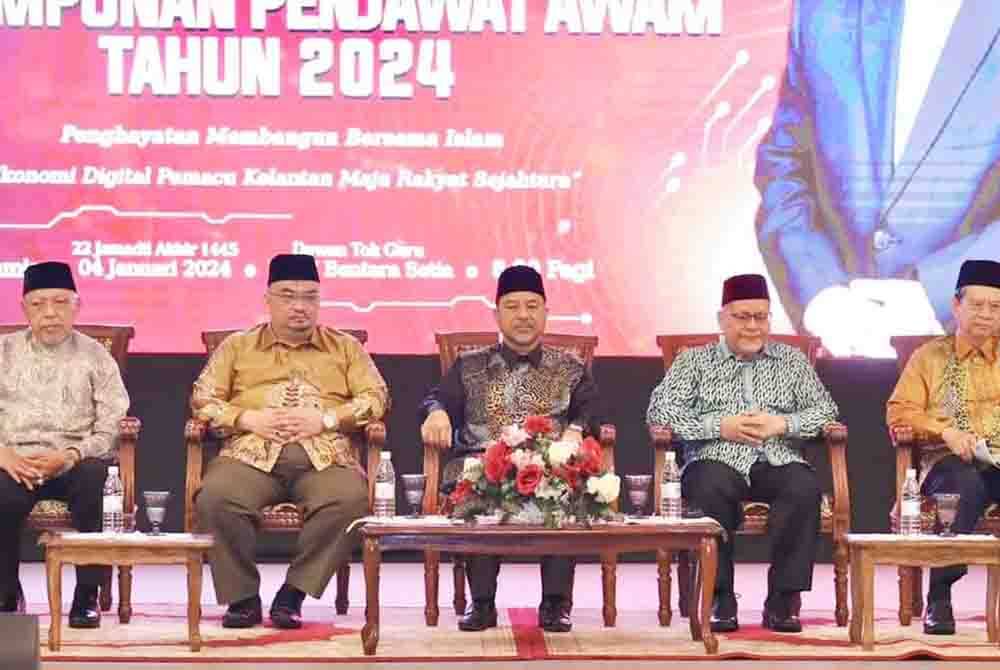 Barisan kepimpinan Kelantan yang hadir ke Majlis Amanat Tahun Baharu Menteri Besar dan Perhimpunan Penjawat Awam Tahun 2024 di Kota Bharu.