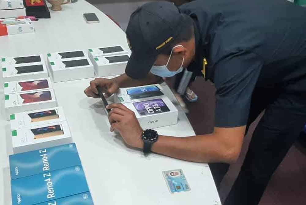 KPDN Pulau Pinang merampas 32 telefon bimbit jenama Oppo pelbagai model dan 57 unit aksesori telefon jenama sama dipercayai tiruan bernilai RM15,523 dalam operasi pada pagi Rabu.