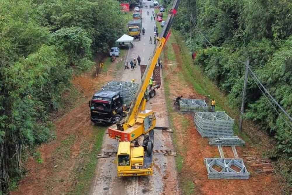 Jambatan Bailey dibina bagi memberikan kemudahan kepada penduduk dan pengguna jalan Jeli-Kuala Balah berhampiran Kampung Kubur Datuk, Jeli yang runtuh akibat banjir. Foto JKR