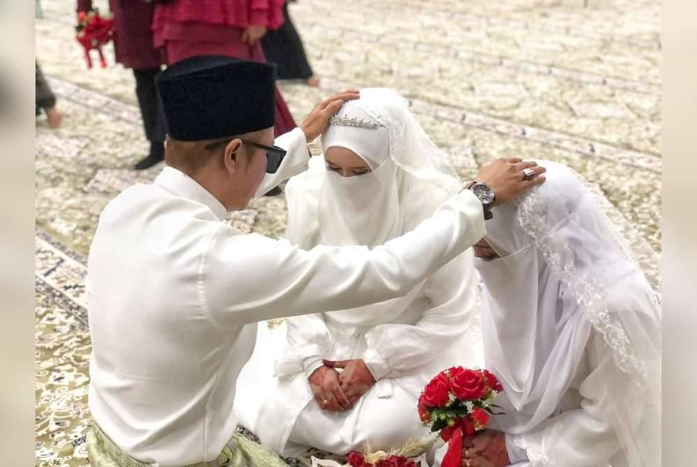Mohd Loqman meletakkan tangan di atas kepala isteri-isterinya selepas akad nikah.