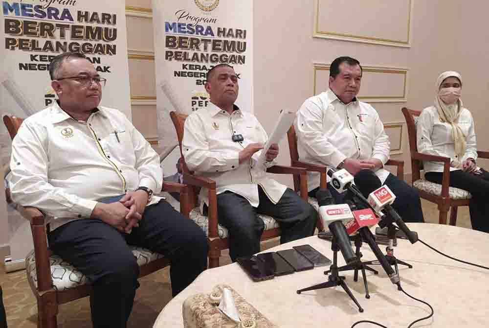 Saarani (dua dari kiri) ketika sidang akhbar selepas Program Mesra Hari Bertemu Pelanggan Kerajaan Negeri Perak Siri 1 Tahun 2024 di Stadium Indera Mulia di sini pada Khamis.