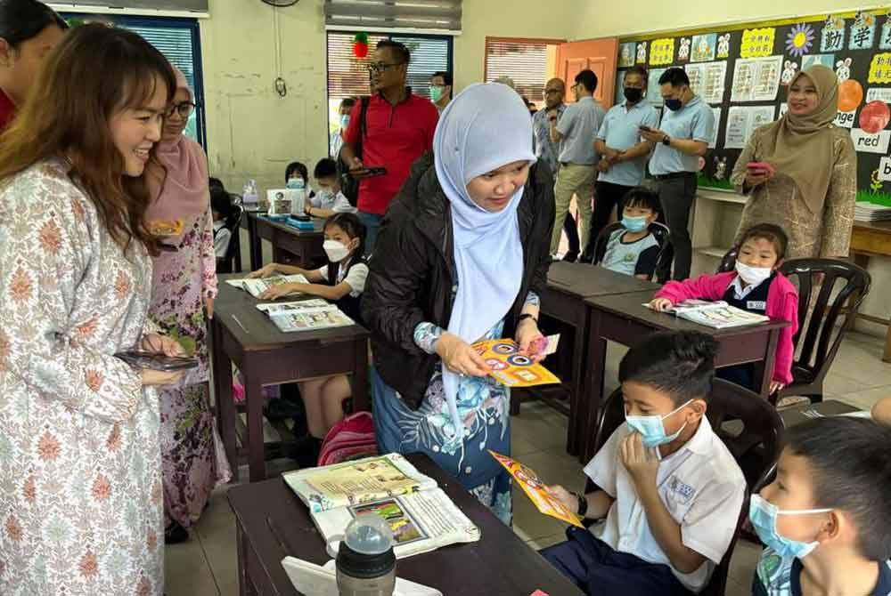 Fadhlina (tengah) berbual bersama murid ketika tinjuan di SJKC Yeong Chang, di Sungai Suloh, Batu Pahat pada Khamis.