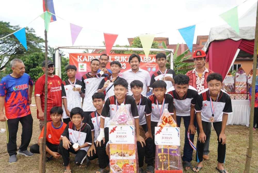 Najwan (belakang, tiga dari kanan) bersama pemenang acara bola sepak sempena Karnival Sukan ABRA.