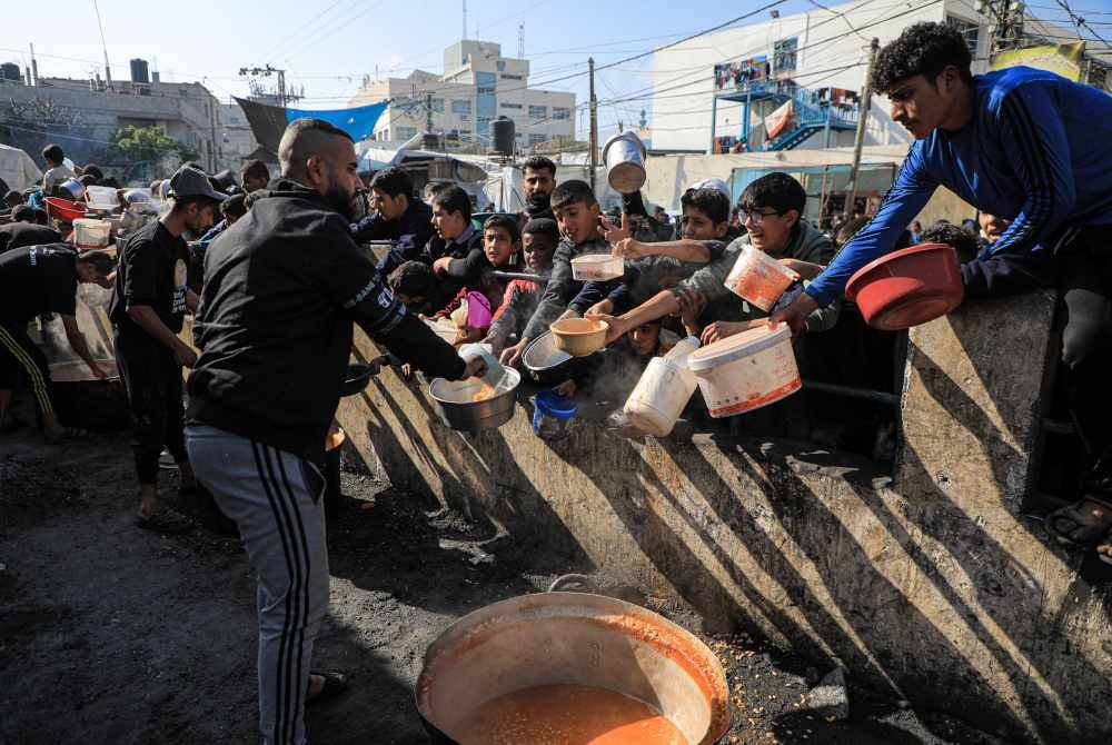 Orang ramai berkumpul untuk mendapatkan bantuan makanan di bandar Rafah di selatan Semenanjung Gaza. Foto Xinhua