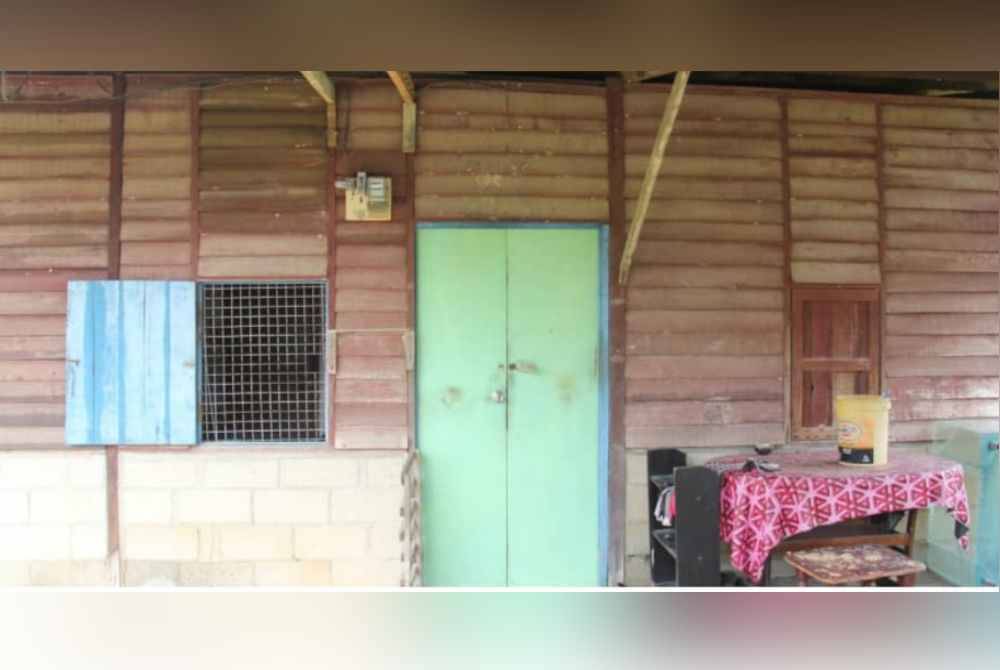 Warga emas ditemukan maut dengan kesan tikaman di bahagian belakang badan dan kedua-dua buku lali dalam kejadian di sebuah rumah di Kampung Pasir, Rantau di sini pada Khamis. Foto ihsan PDRM