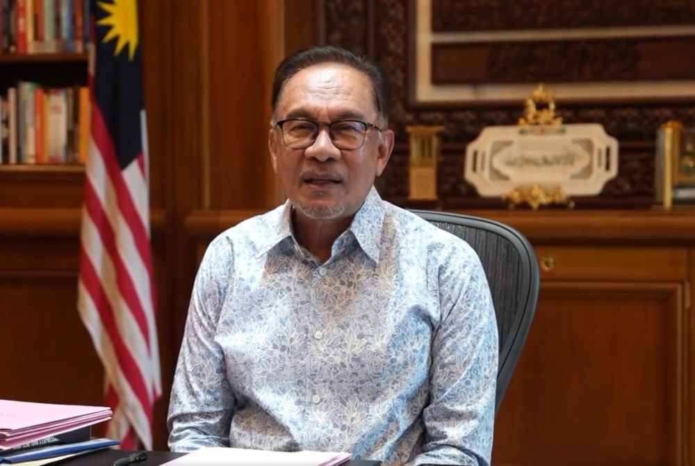 Menerusi hantaran video di laman Facebook malam ini, Anwar mengucapkan selamat maju jaya kepada skuad Harimau Malaya. Foto Facebook Anwar Ibrahim