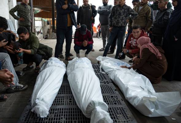 Rakyat Palestin meratapi kematian ahli keluarga mereka susulan serangan tentera rejim Zionis Israel di Semenanjung Gaza. - Foto: AP