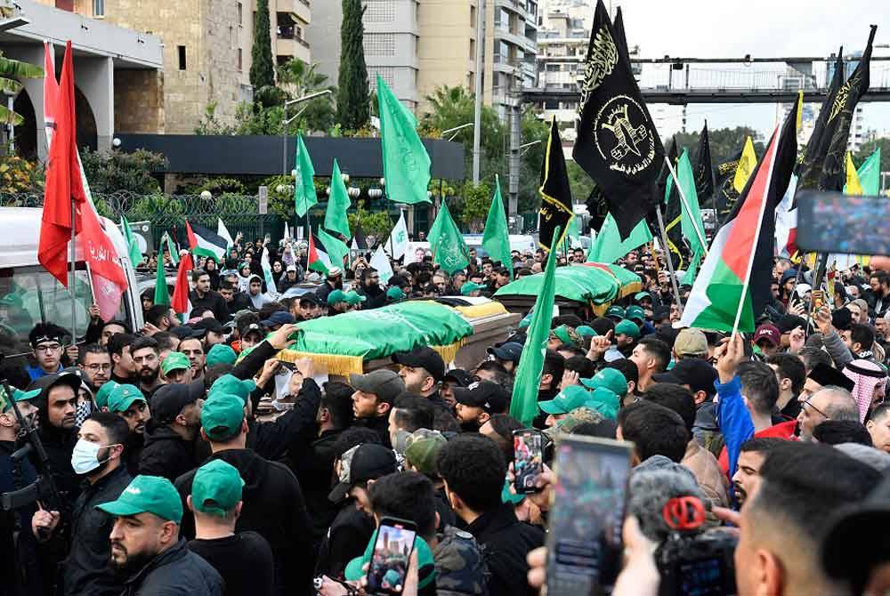 Pejuang Hamas mengusung keranda Saleh al-Arouri ketika upacara pengebumian untuk pemimpin kumpulan itu yang terkorban akibat serangan Israel di Beirut. - Foto: EPA