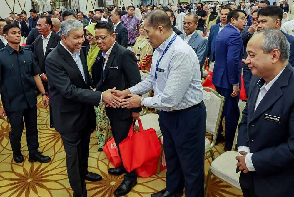 Ahmad Zahid bersama warga kerja kementeriannya semasa majlis Amanat Tahun 2024 KKDW di Putrajaya hari ini. Foto Bernama