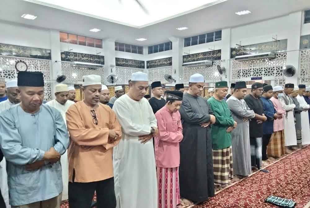 Jefridin bersama sebahagian jemaah selepas menunaikan solat subuh di Masjid Jamek Haji Ahmad Shah, Rimba Terjun, sempena Semarak Subuh Johor, di Pontian pada Jumaat.