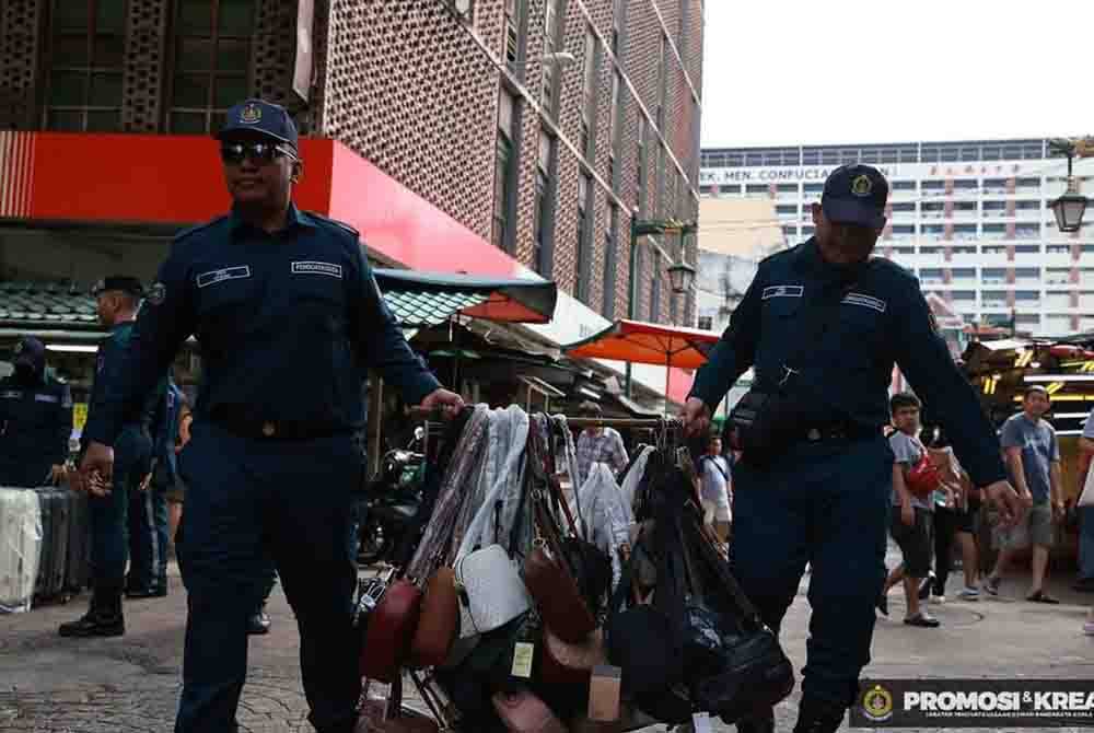 Antara barangan yang disita dalam Tindakan Khas Parlimen Bukit Bintang pada Khamis. Foto Facebook DBKL