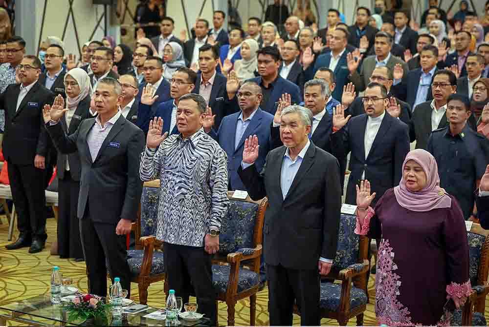 Timbalan Perdana Menteri yang juga Menteri Kemajuan Desa dan Wilayah, Datuk Seri Dr Ahmad Zahid Hamidi bersama timbalan menteri, Datuk Rubiah Wang (depan kanan) melafazkan Ikrar Rukun Negara bersama warga kerja kementeriannya semasa majlis Amanat Tahun 2024 Kementerian Kemajuan Desa dan Wilayah (KKDW) pada Jumaat. Foto Bernama