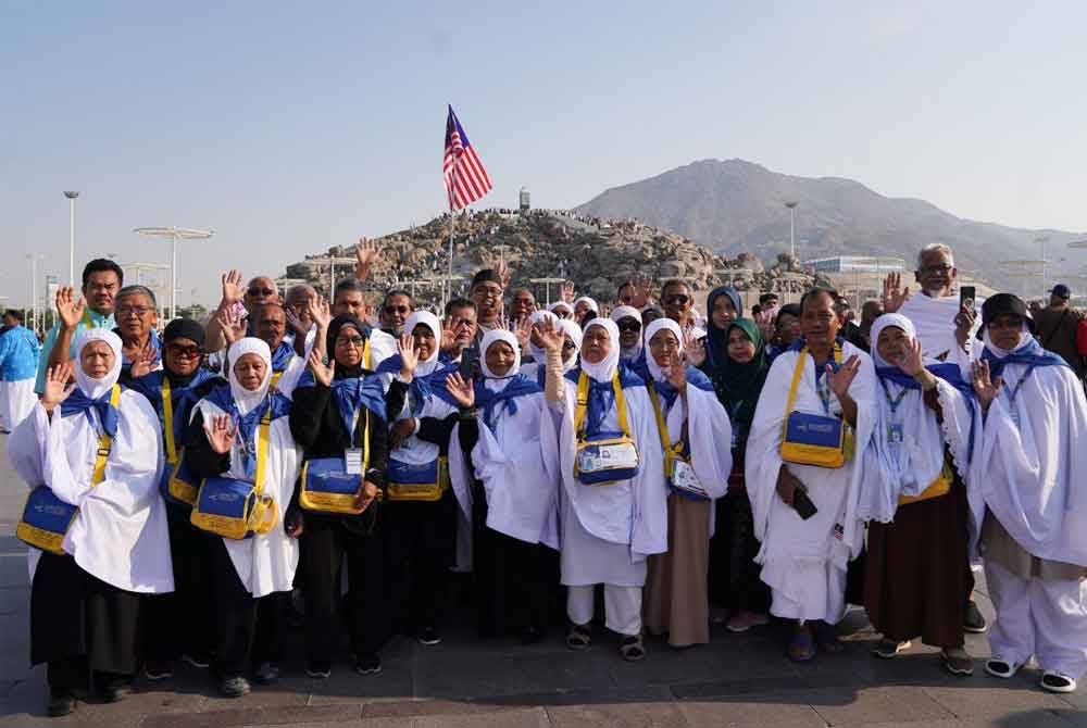 Peserta umrah pada program Umrah Asnaf Jelajah Kasih 5.0 anjuran Andalusia bergambar berlatar belakang Jabal Rahmah di Makkah yang diketuai oleh mutawif, Ustaz Mohammad Ihsan Mohd Raslan.