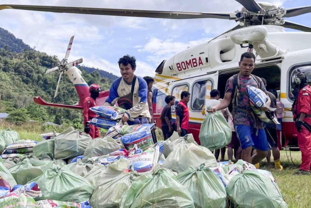 Penduduk Orang Asli suku kaum Temiar di Kampung Gob bergotong-royong mengangkut bantuan bekalan makanan di Pos Gob. - Foto: Fail Bernama
Unit Udara Jabatan Bomba dan Penyelamat Malaysia (JBPM) meneruskan misi menghantar 25 tan bekalan makanan ke enam pos Orang Asli bermula semalam.
-- fotoBERNAMA (2023) HAK CIPTA TERPELIHARA