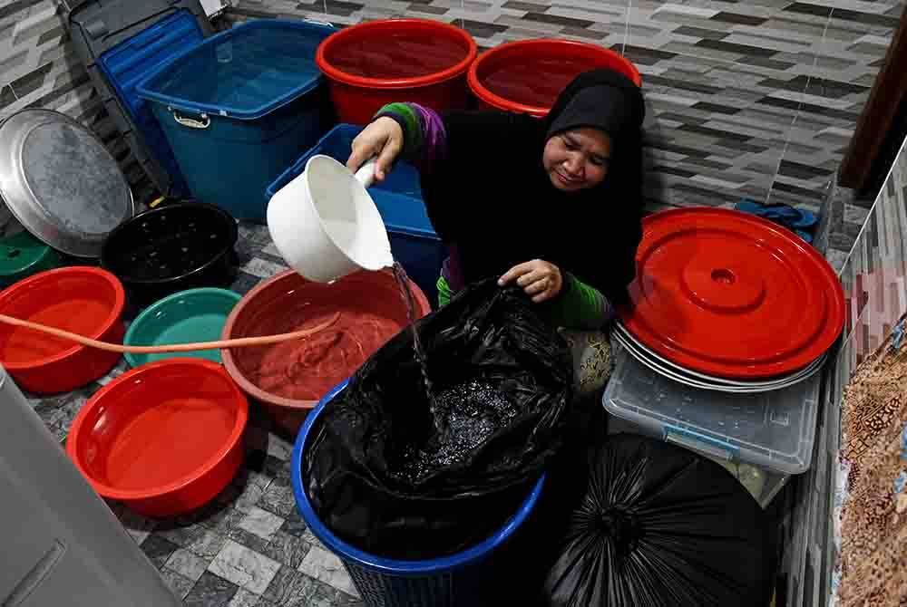 Penduduk, Rozita Ramli, 50, menggunakan alternatif menyimpan air dalam plastik sampah bagi memastikan bekalan air mencukupi di rumahnya sepanjang tempoh tiada bekalan air pada 10 hingga 14 Januari nanti. Foto Bernama
Beliau juga menyimpan air dalam tong dan bekas-bekas lain.
Perbadanan Bekalan Air Pulau Pinang (PBAPP) memaklumkan kepada orang awam supaya mengambil tindakan sewajarnya bagi menghadapi gangguan bekalan air dalam tempoh tersebut.
PBAPP mengumumkan 590,000 pengguna termasuk bukan domestik akan mengalami gangguan air berjadual selama 96 jam bermula 6 pagi, 10 Januari hingga 6 pagi, 14 Januari bagi memberi laluan kepada kerja penggantian dua unit injap di Loji Rawatan Air (LRA) Sungai Dua, Butterworth selain kerja sampingan lain di 22 lokasi di seluruh Pulau Pinang.
--fotoBERNAMA (2024) HAK CIPTA TERPELIHARA