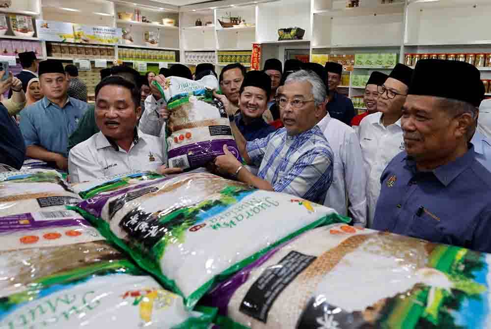 Al-Sultan Abdullah berkenan melawat pusat jualan produk beras di Sekinchan pada Jumaat.