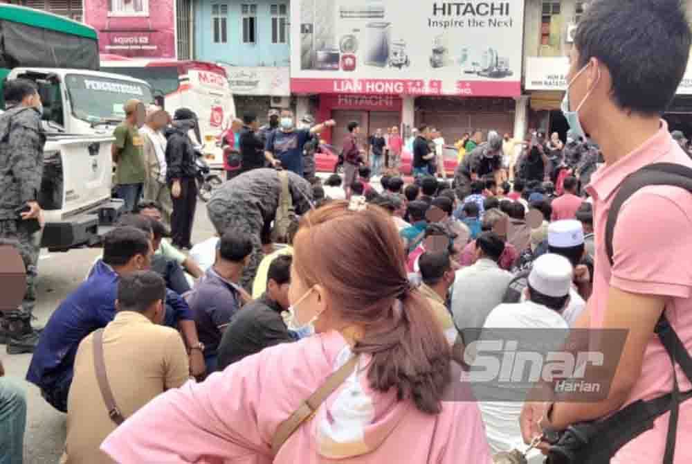 Soe (kanan) dan So ditahan ketika tiba di Stesen Bas Kota Bharu.