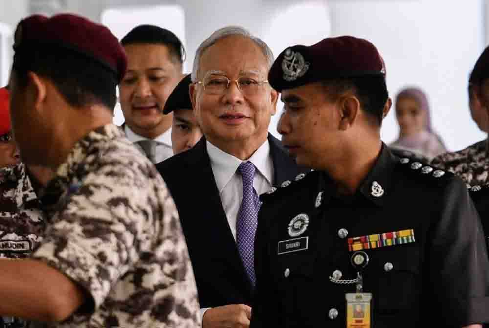 Najib (tengah) ketika hadir bagi prosiding sambung bicara kes penyelewengan dana 1MDB di Mahkamah Tinggi hari ini. - Foto: Bernama