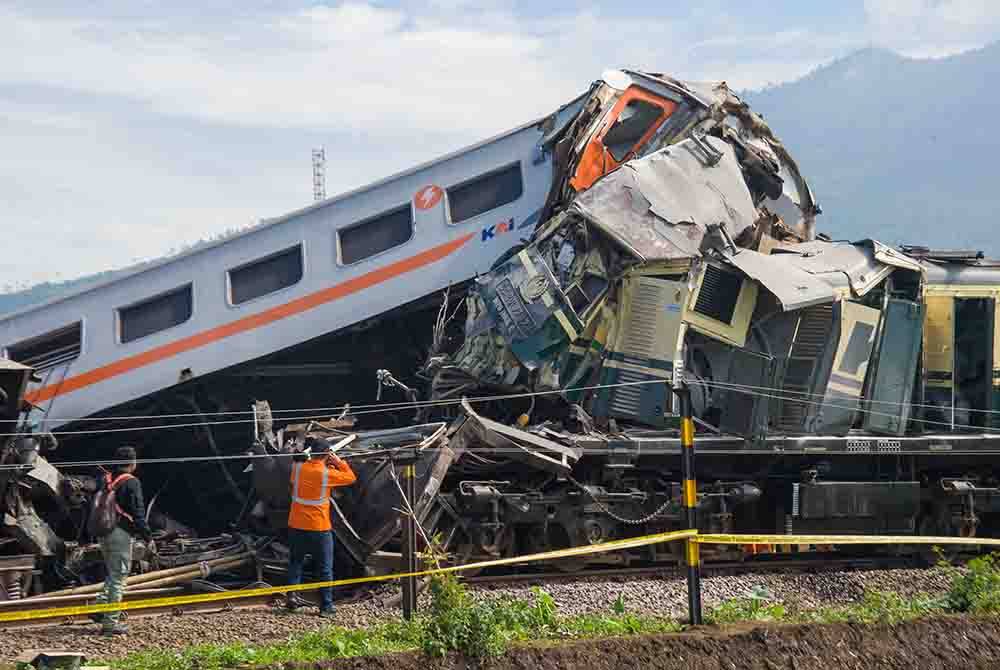 Empat pekerja kereta api maut dan lebih 20 penumpang cedera apabila tren jarak jauh Turangga Train dan tren komuter tempatan Tren Bandung Raya bertembung dekat stesen Cicalengka di daerah Cicalengka Bandung pada 6.03 pagi waktu tempatan pada Jumaat. - Foto Xinhua