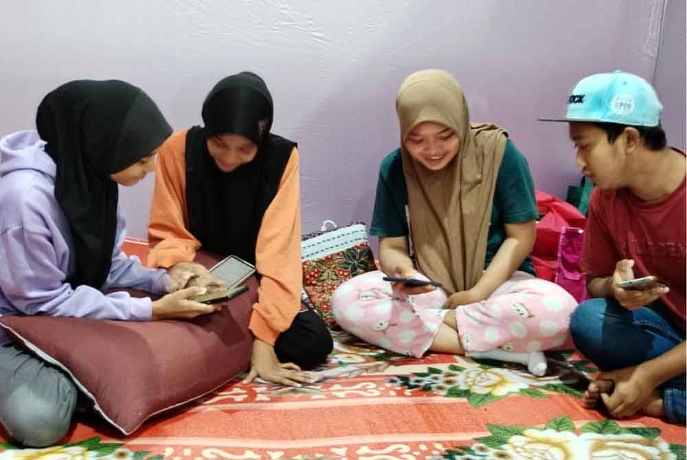 Dari kiri, Nur Suhada, Nur Wahida, Nursyahirah dan Muhammad Aidil belajar bersama-sama menjelang SPM di PPS Dewan Cahaya Baru, Johor Bahru pada Jumaat.