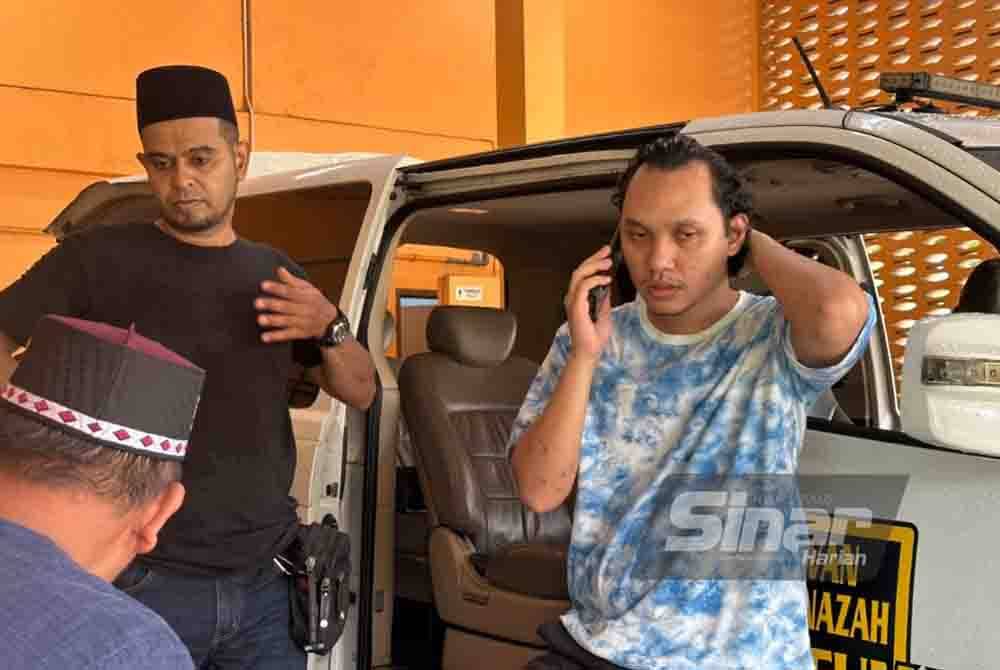 Muhamad Zeyreen Misha (kanan) semasa menguruskan jenazah bapanya di Jabatan Perubatan Forensik HSA, Johor Bahru pada Jumaat sebelum dibawa ke rumah keluarga Allahyarham di Taman Perpaduan, Ipoh Perak untuk dikebumikan.