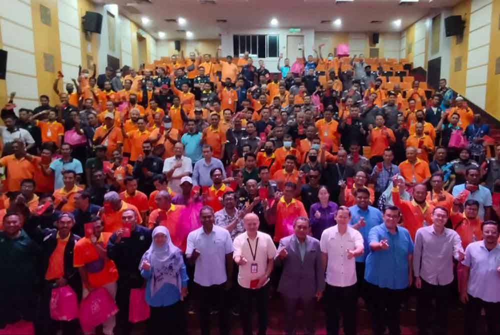 Sui Hau (enam dari kanan) dan Azhar (lima dari kanan) bergambar bersama penerima sumbangan program tautan jasih One Hope Charity 2023 yang diadakan di Menara Bandaraya, pada Jumaat.