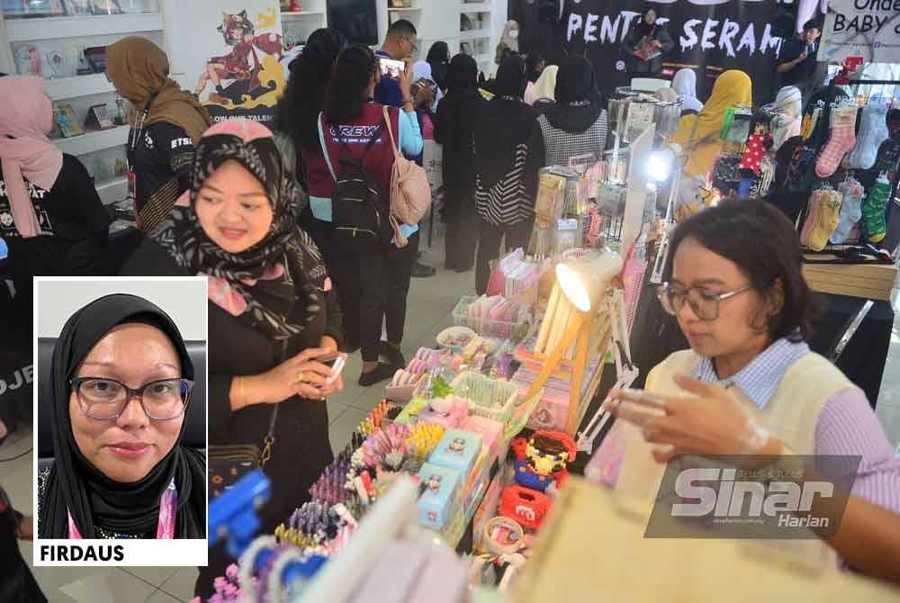 Orang ramai mengunjungi reruai cederamata sempena Festival Seram Buku Prima pada Jumaat.