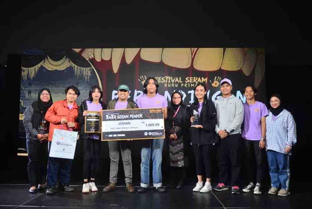 Pengerusi Kumpulan Karangkraf, Firdaus Hussamuddin (lima dari kanan) bergambar bersama peserta dari UiTM Puncak Perdana yang merangkul juara Pertandingan Teater Seram sempena Festival Seram Buku Prima 2024 di Kompleks Kumpulan Karangkraf pada Jumaat.