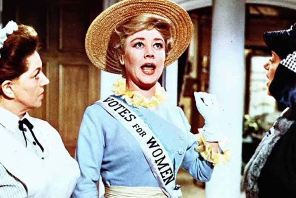 Sepanjang kariernya selama 60 tahun, Johns telah terlibat dalam berpuluh-puluh filem namun peranannya dalam &#039;Mary Poppins&#039; sebagai Winifred Banks adalah yang paling diingati. - Foto Entertainment Weekly