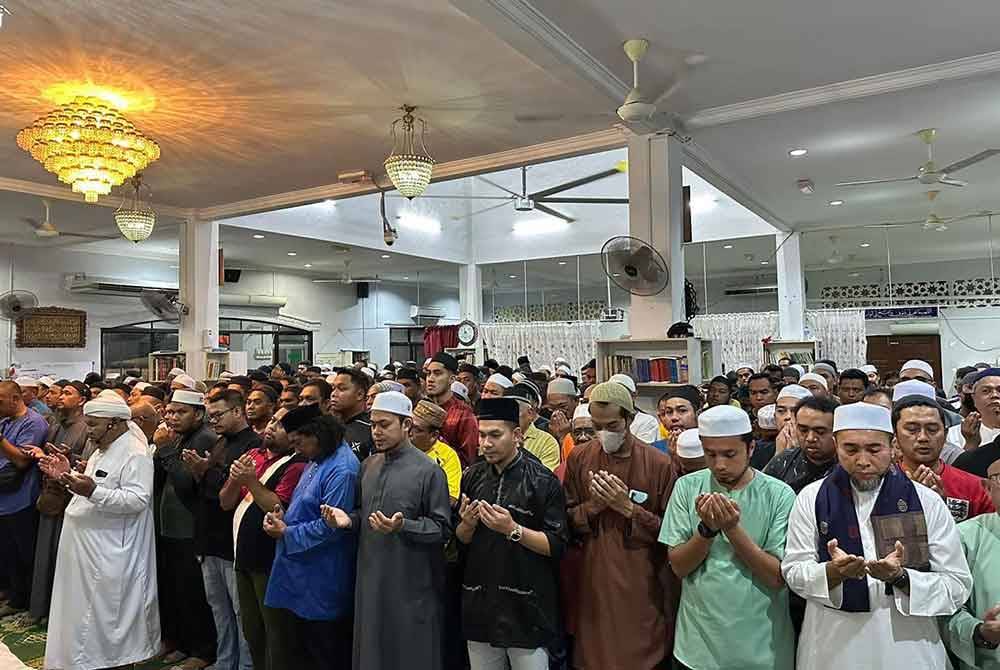 Jenazah Hamdan tiba di Masjid Abu Ubaidah pada 10.10 malam disusuli solat jenazah yang disertai lebih 200 jemaah dan diimamkan oleh Imam Muhammad Saad. Foto Facebook Hafez Sabri