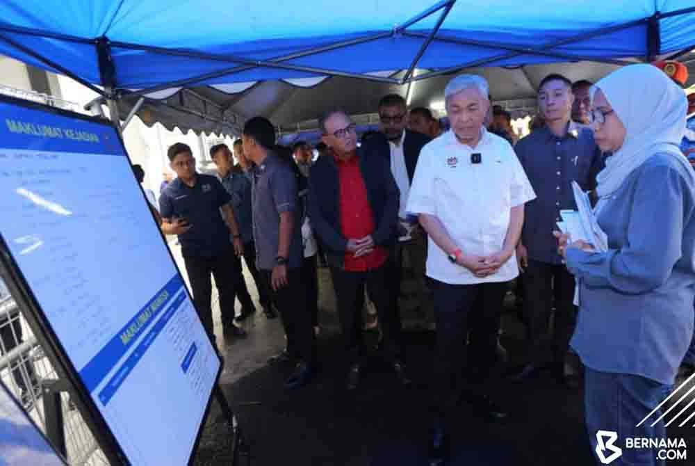 Ahmad Zahid ketika melawat tapak bencana tanah runtuh berkenaan, di sini pada Sabtu. Foto Bernama