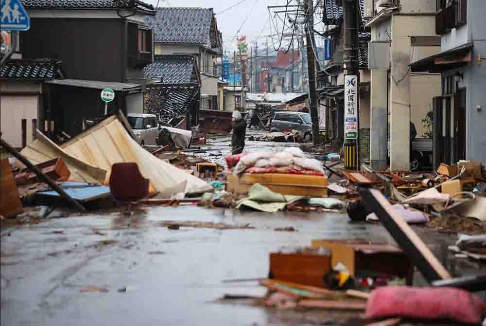 Angka kematian meningkat kepada 100 orang di wilayah Ishikawa selepas beberapa siri gempa bumi mencecah 7.6 pada skala Richter melanda wilayah itu. - AFP