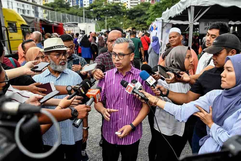 Menteri Komunikasi, Fahmi Fadzil yang juga Ahli Parlimen Lembah Pantai ketika ditemui pemberita selepas meninjau Jualan Termurah "Khidmat Demi Rakyat" anjuran Pusat Khidmat Ahli Parlimen Lembah Pantai di Tapak Parkir Projek Perumahan Rakyat (PPR) Kerinchi, pada Sabtu. Foto Bernama