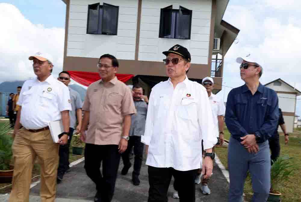 Premier Sarawak, Tan Sri Abang Johari Tun Openg melawat kawasan perumahan yang siap dibina pada lawatan ke projek penempatan Rumah Sungai Bedaun, pada Sabtu. - Foto Bernama