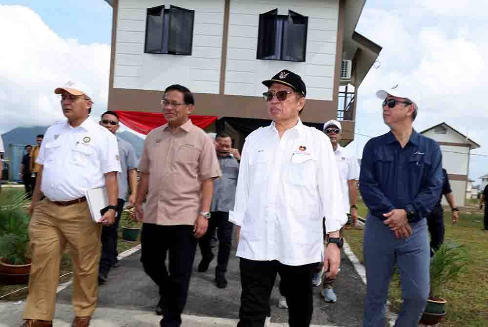 Tan Sri Abang Johari Tun Openg (dua, kanan) melawat kawasan perumahan yang siap dibina pada lawatan ke projek penempatan Rumah Sungai Bedaun pada Sabtu. Foto Bernama