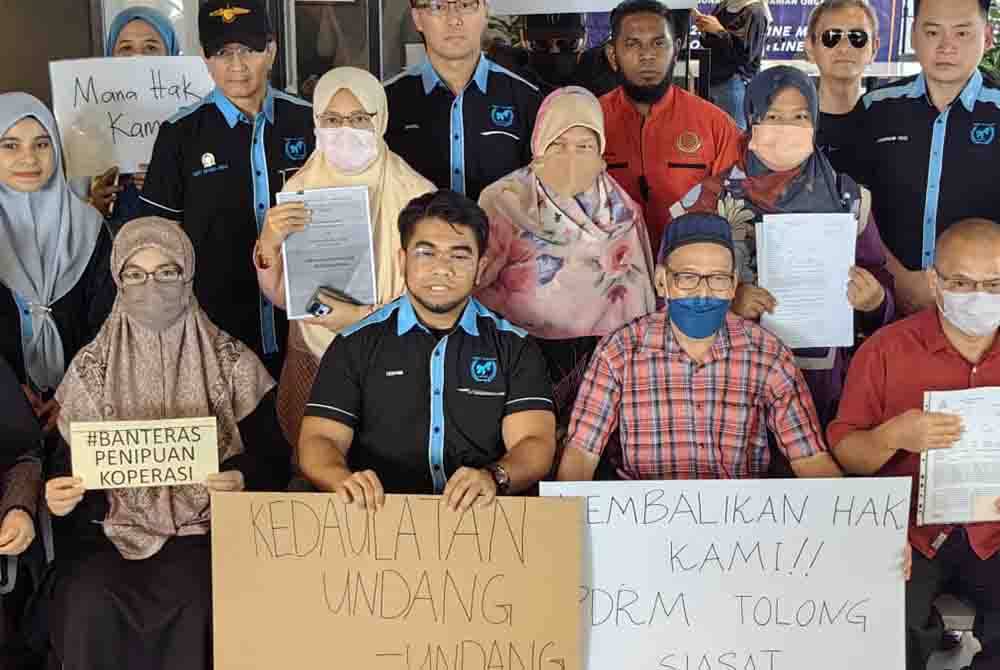 Hishamuddin (dua dari kiri) bersama sebahagian mangsa yang tampil mendakwa menjadi mangsa pelaburan sebuah koperasi di Kelantan.