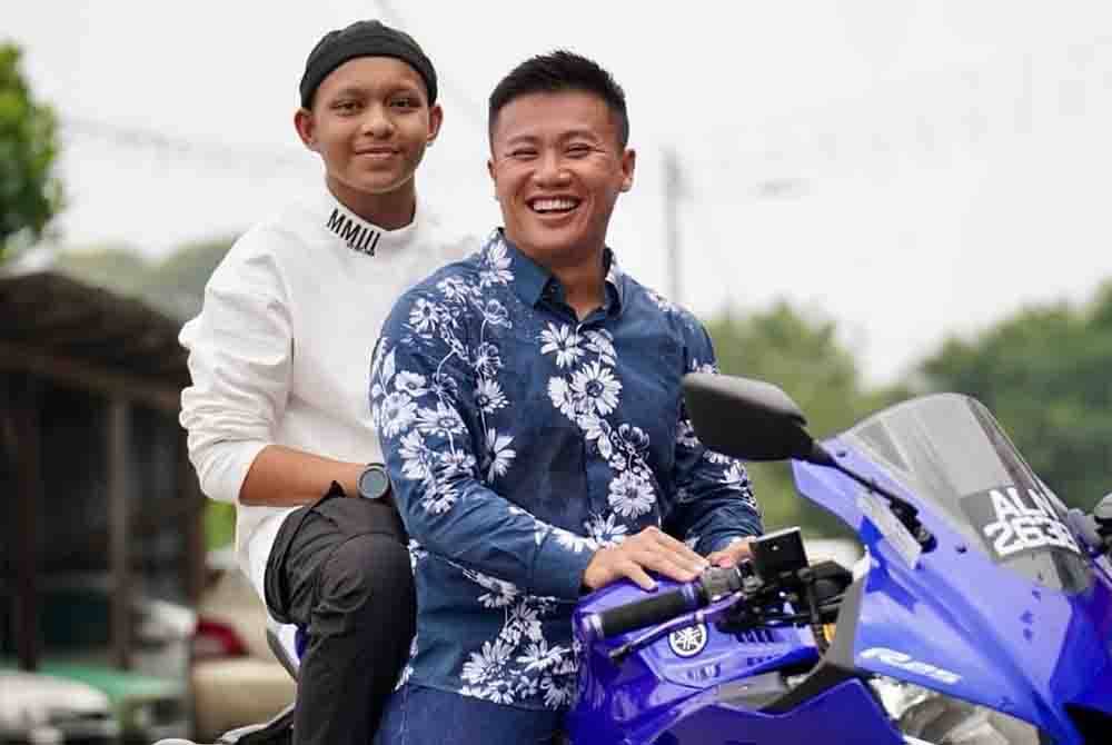 Adib merasai pengalaman menaiki Yamaha R25 ditunggangi James. Foto Facebook Boss James