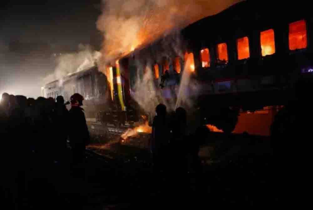 empat penumpang tren komuter Benapole Express, termasuk dua kanak-kanak dan seorang wanita terbunuh selepas tren berkenaan dibakar. Foto Reuters