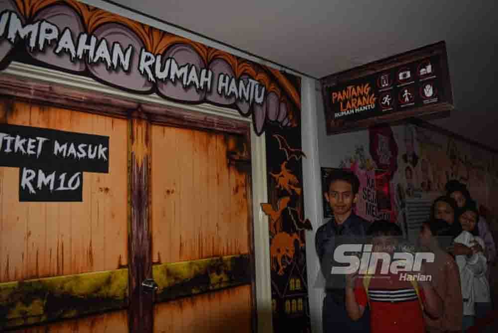 Rumah hantu menjadi pilihan pengunjung pada Festival Seram Buku Prima di Kompleks Kumpulan Karangkraf. Foto Sinar Harian - MOHD RAFIQ REDZUAN