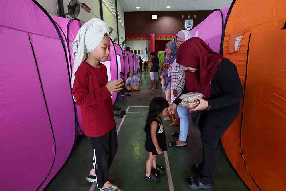 Mangsa banjir yang ditempatkan di PPSdi SJKC New Kota, Kota Tinggi ketika tinjauan Bernama pada Jumaat. Foto Bernama