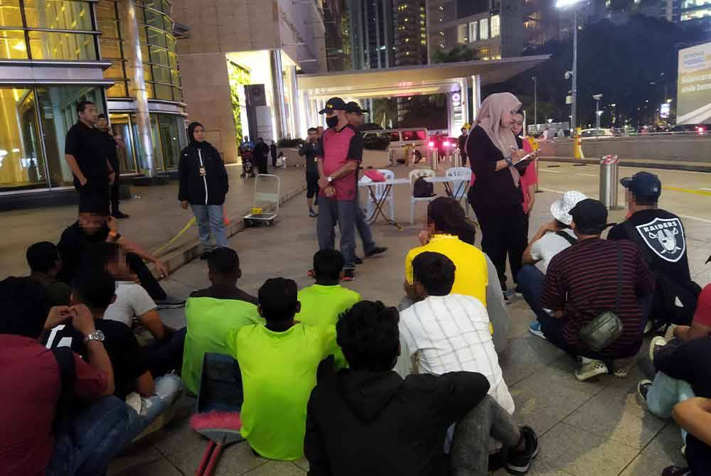 Antara individu yang ditahan untuk pemeriksaan lanjut di menara berkembar KLCC pada Sabtu.