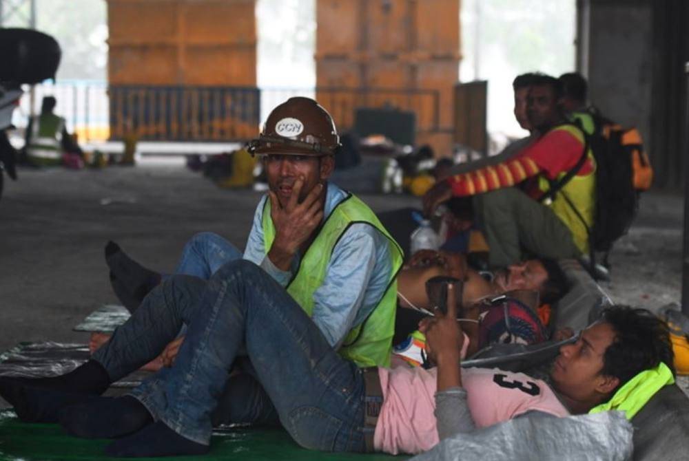 Berhentilah berpura-pura terkejut dengan masalah kekurangan tenaga buruh dan kebanjiran buruh asing. Gambar hiasan