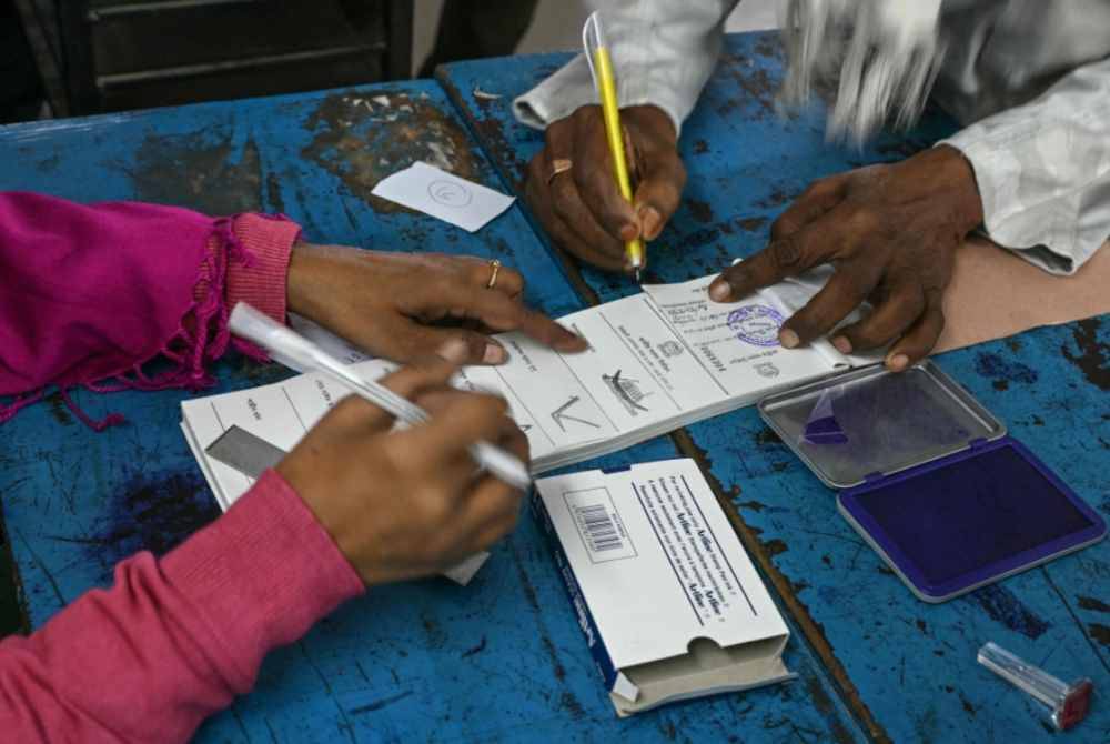 Seorang lelaki mengundi pada pilihan raya Bangladesh di Dhaka pada Ahad. Foto AFP