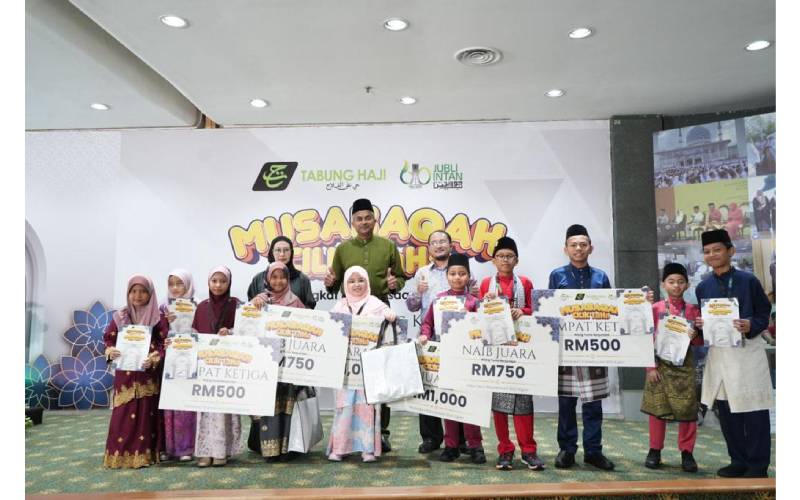 Para peserta yang mewakili wilayah masing-masing bergambar bersama Mohamed Ameen (belakang, tengah) selepas program Musabaqah Cilik TaHa anjuran TH. 
