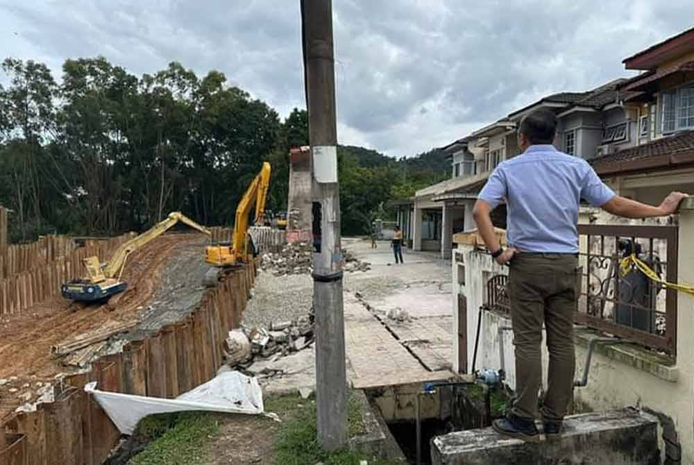 Sze Han ketika membuat tinjauan di kawasan tanah runtuh yang berlaku di Jalan Wawasan