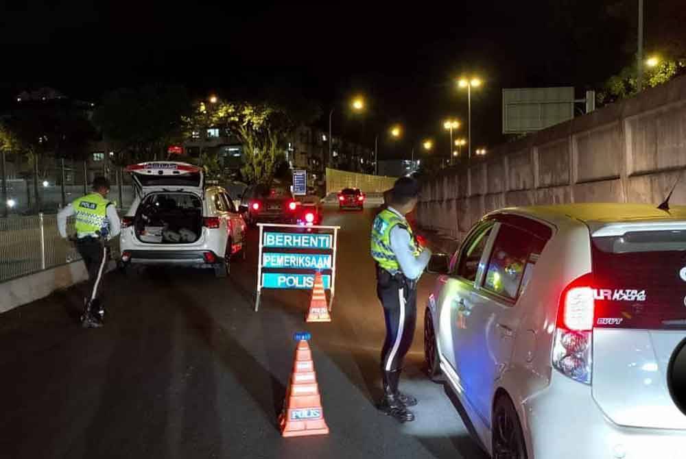 Bahagian Siasatan dan Penguatkuasaan Trafik IPD Ampang Jaya melaksanakan sekatan jalan raya dalam Operasi Mabuk.