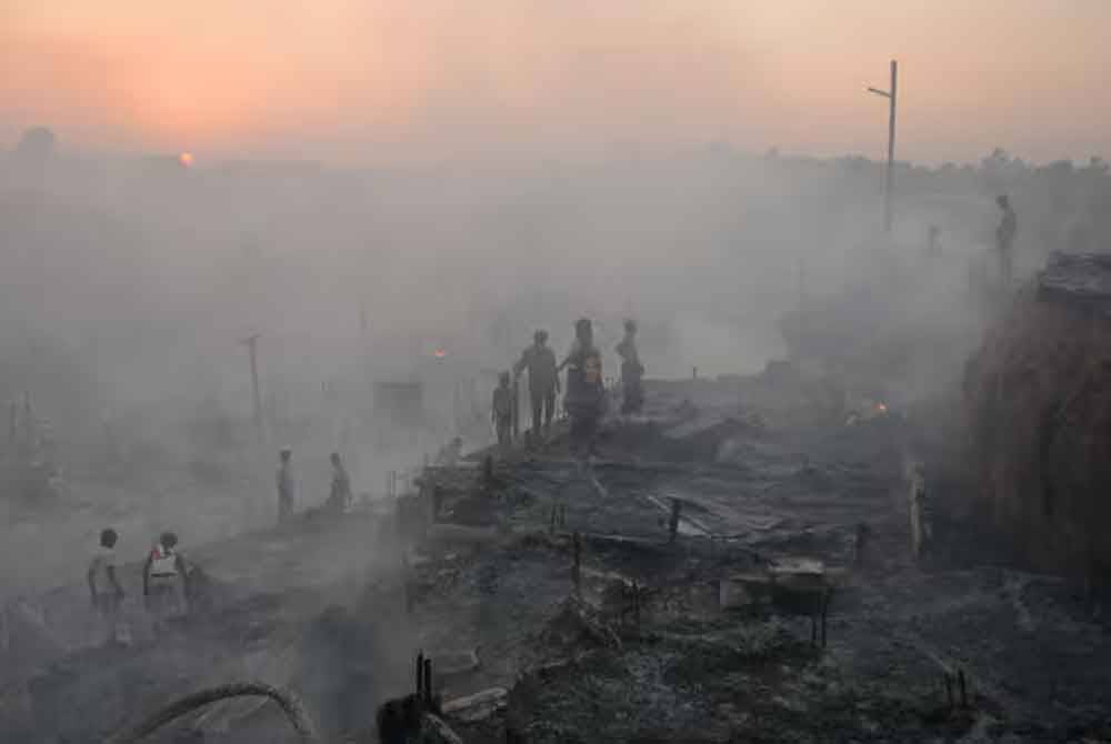 Sekurang-kurangnya 2,500 orang hilang tempat berteduh selepas kebakaran melanda sebahagian kem pelarian Rohingya di Bangladesh pada Ahad. Foto AFP