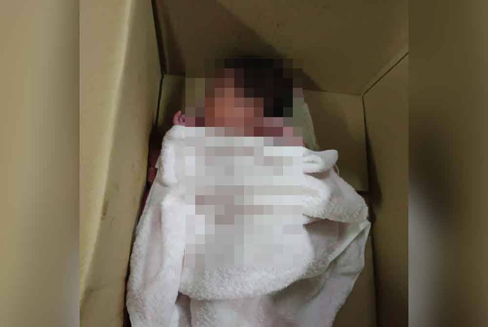 Seorang bayi perempuan ditinggalkan dalam kotak di hadapan pusat pengajian Islam di Selama pada Sabtu. Foto ihsan pembaca