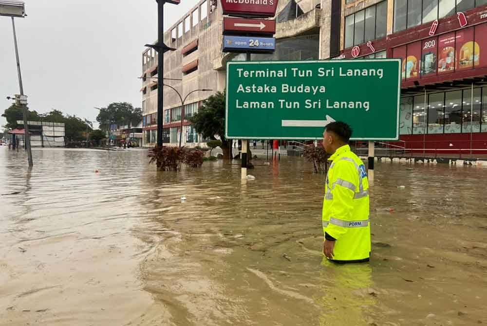 Air sudah mula masuk di bandar Kota Tinggi disebabkan paras air Sungai Johor berada di tahap bahaya. Foto Facebook Polis Kota Tinggi.